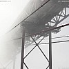 Pont du 25 avril dans la brume, Lisbonne<br>Retouche : cadrage carré, poussières